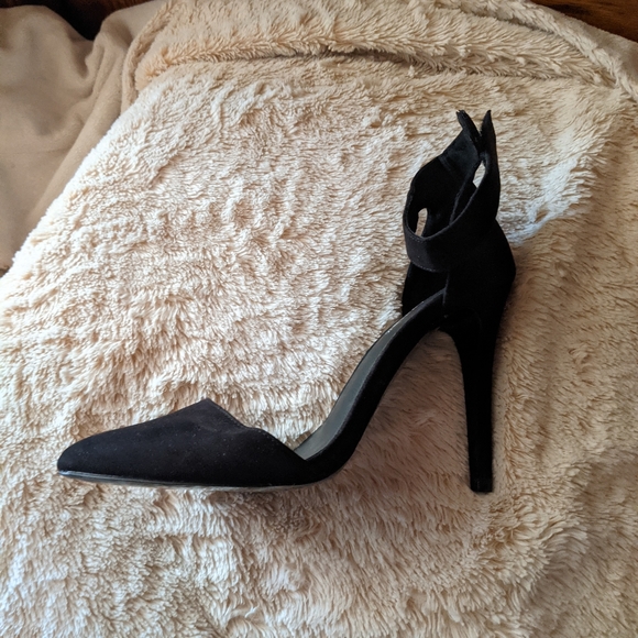 Black heels - Picture 2 of 3